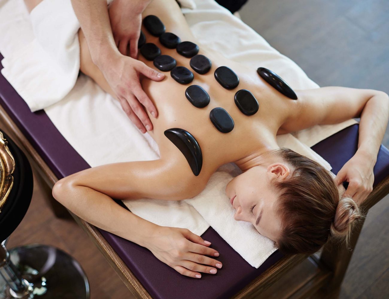 relaxing-stone-therapy-in-spa-CM7BPFL.jpg